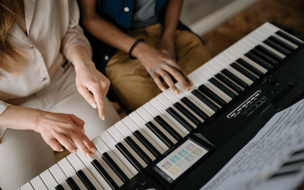 como tocar salsa en piano