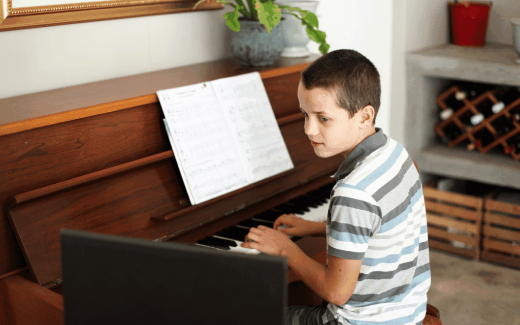 Pianista aprendiendo a tocar salsa en piano con técnica profesional