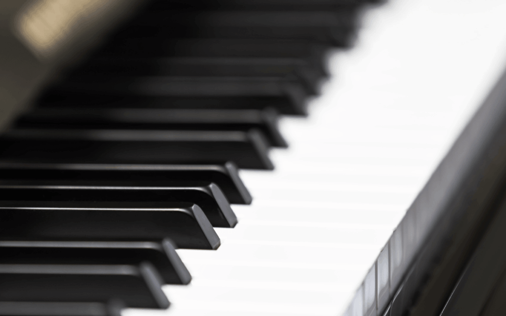 Pianista interpretando música salsa al piano durante una clase online