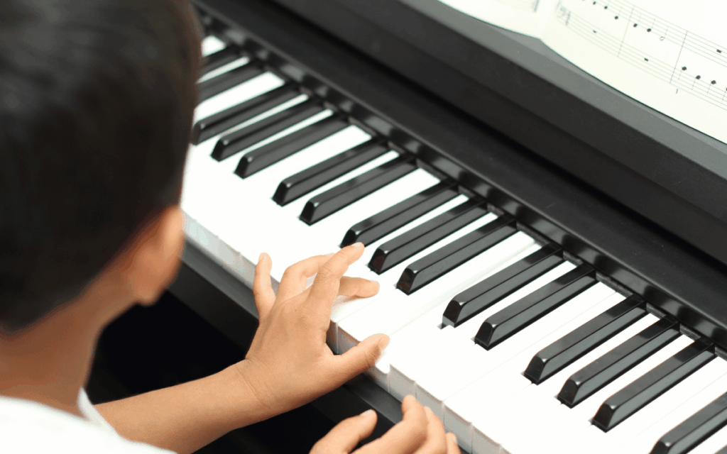 Teclado de piano con ejercicios de escalas musicales