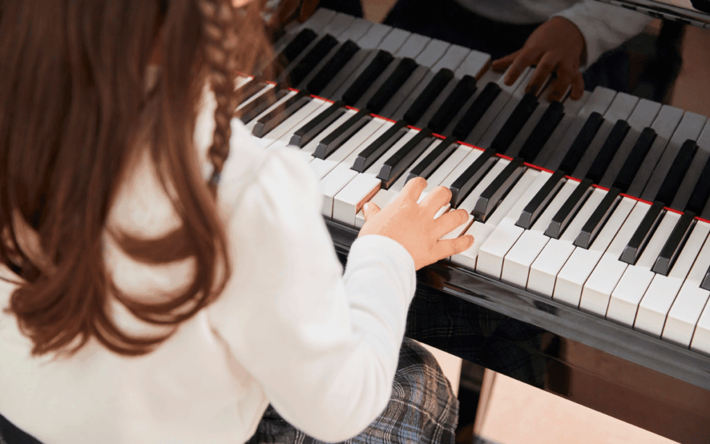 Alumno practicando piano durante un curso de piano online para principiantes