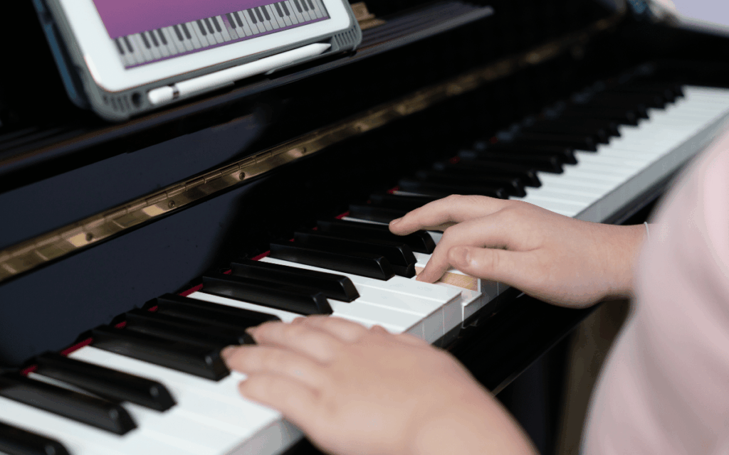 Pianista aprendiendo a tocar salsa en piano con técnica profesional