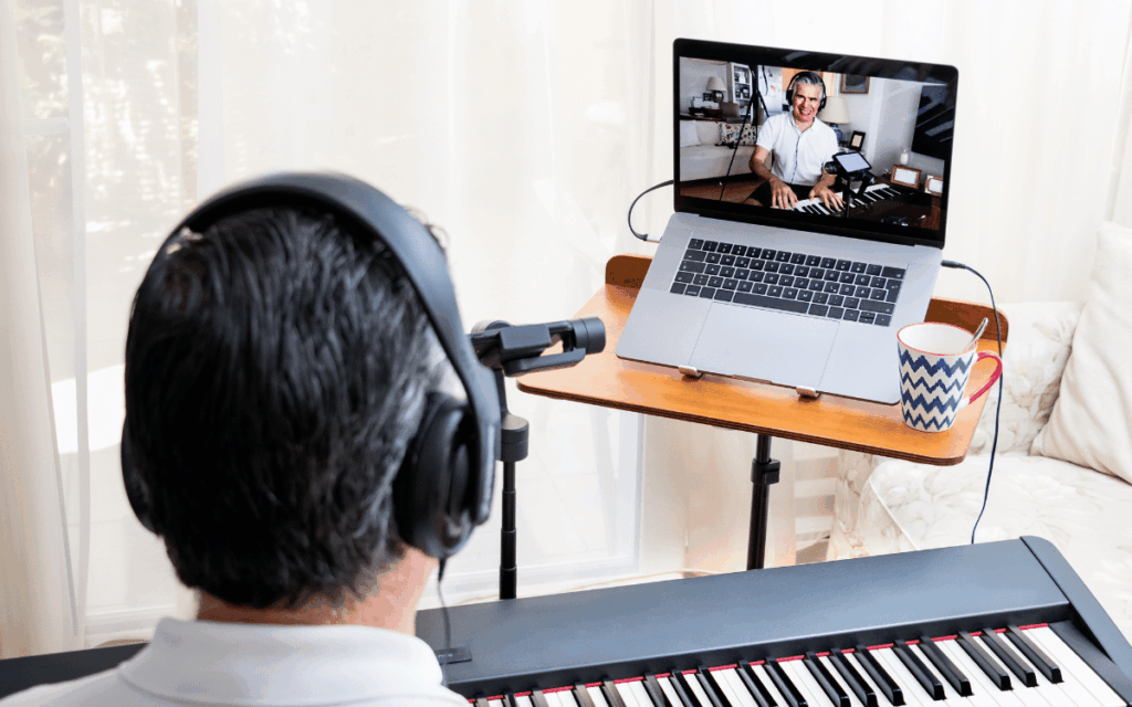 Teclado de piano utilizado para aprender notas y acordes básicos